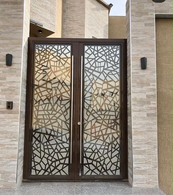باب حديد خارجي في حي النخيل - الرياض
