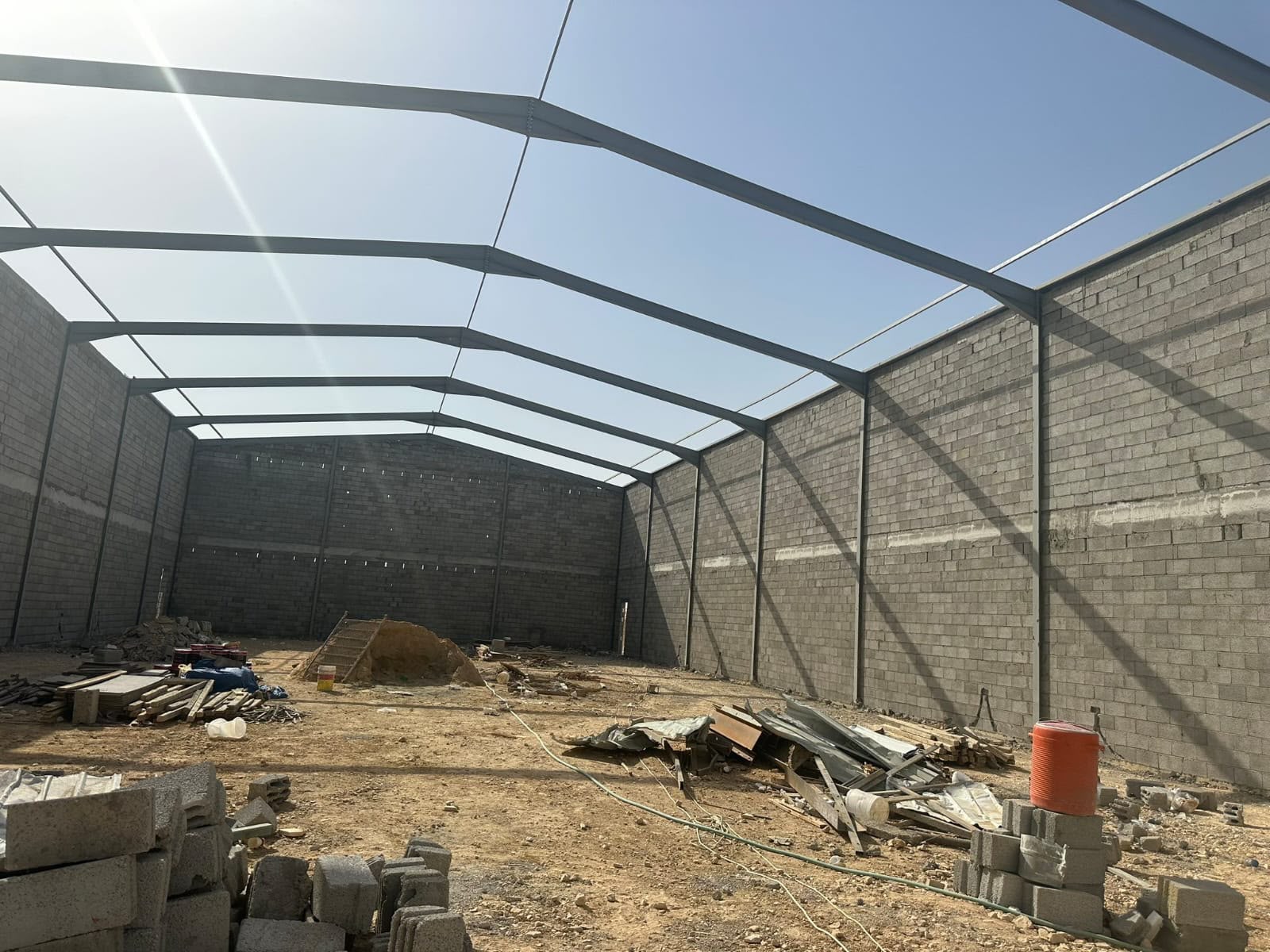 الهناجر الحديدية مقابل الخرسانية في الرياض 2026
