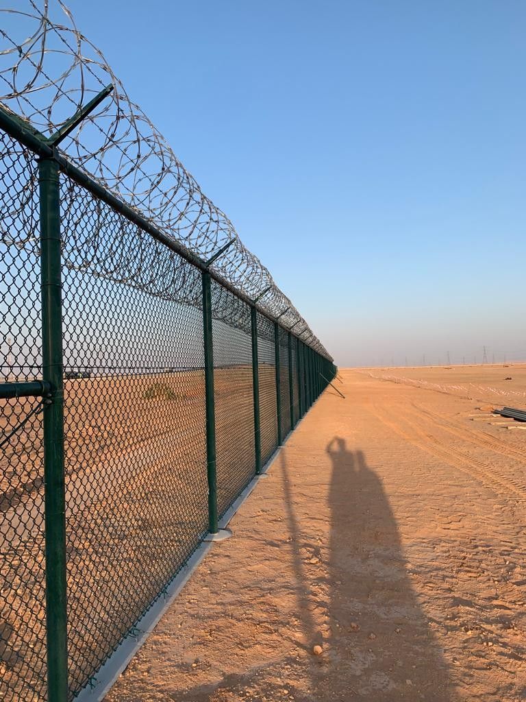 أسلاك شائكة